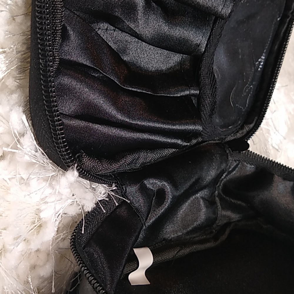 5 for $25 Urban DollKiss travel pouch - Picture 4 of 5